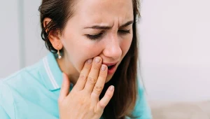 Utrudniają mówienie i jedzenie. Mogą być objawem niedoborów