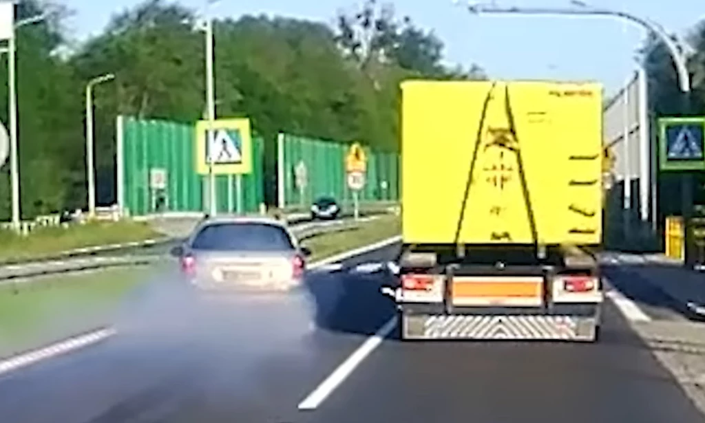 Peugeot hamował przez kilkadziesiąt metrów, ale nie zdołał zatrzymać się przed pasami. Jednak pisk opon ostrzegł pieszych