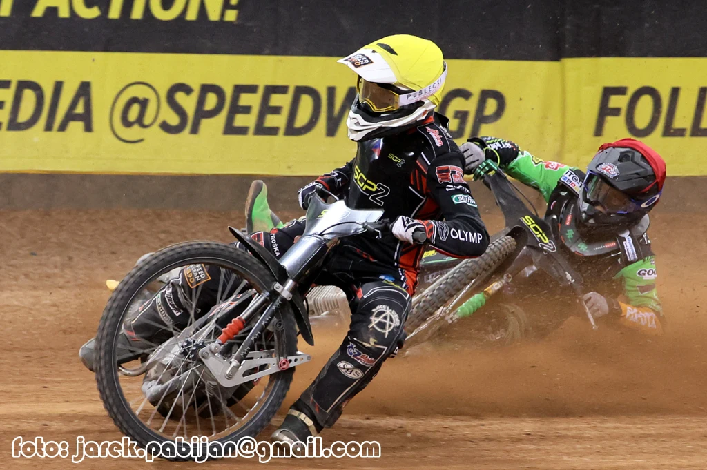 Jan Kvech. Za jego plecami upadający Benjamin Basso.