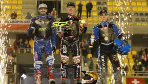 Jan Kvech, Mateusz Cierniak, Jakub MIśkowiak na podium SGP2 2022.