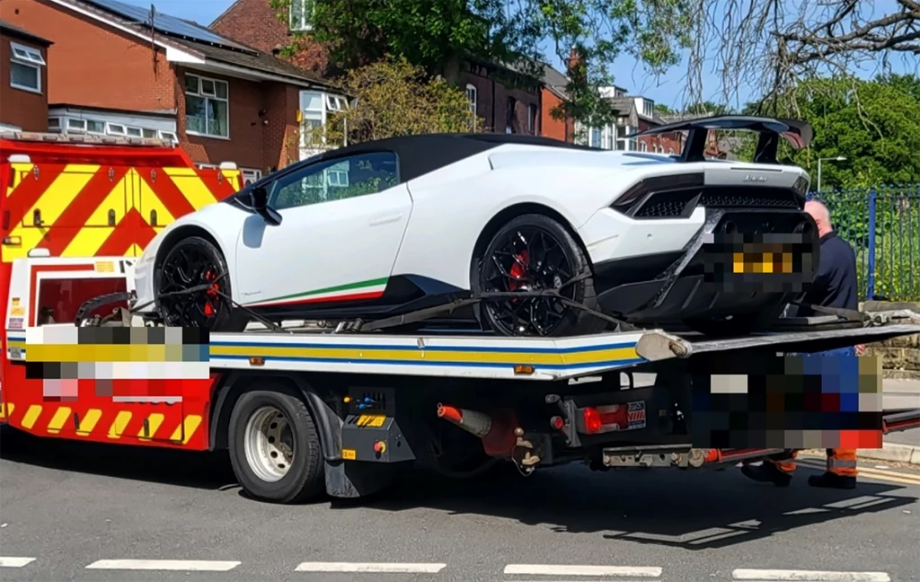 Policja zarekwirowała dwa Lamborghini  Fot. GMP Bolton South @Facebook