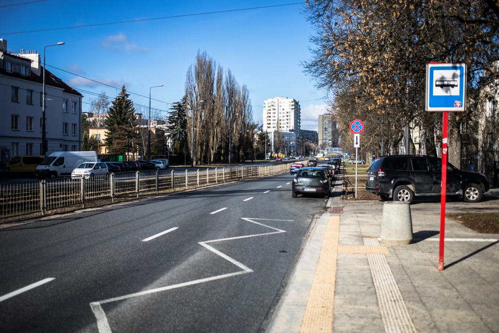 Znak P-17 czyli charakterystyczny zygzak oznacza przystanek autobusowy i jednocześnie jest zakazem zatrzymywania się