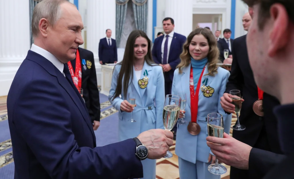 Władimir Putin na spotkaniu z rosyjskimi olimpijczykami. Nie jest tajemnicą, że wykorzystuje on sport do swoich celów Władimir Putin na spotkaniu z rosyjskimi olimpijczykami. Nie jest tajemnicą, że wykorzystuje on sport do swoich celów