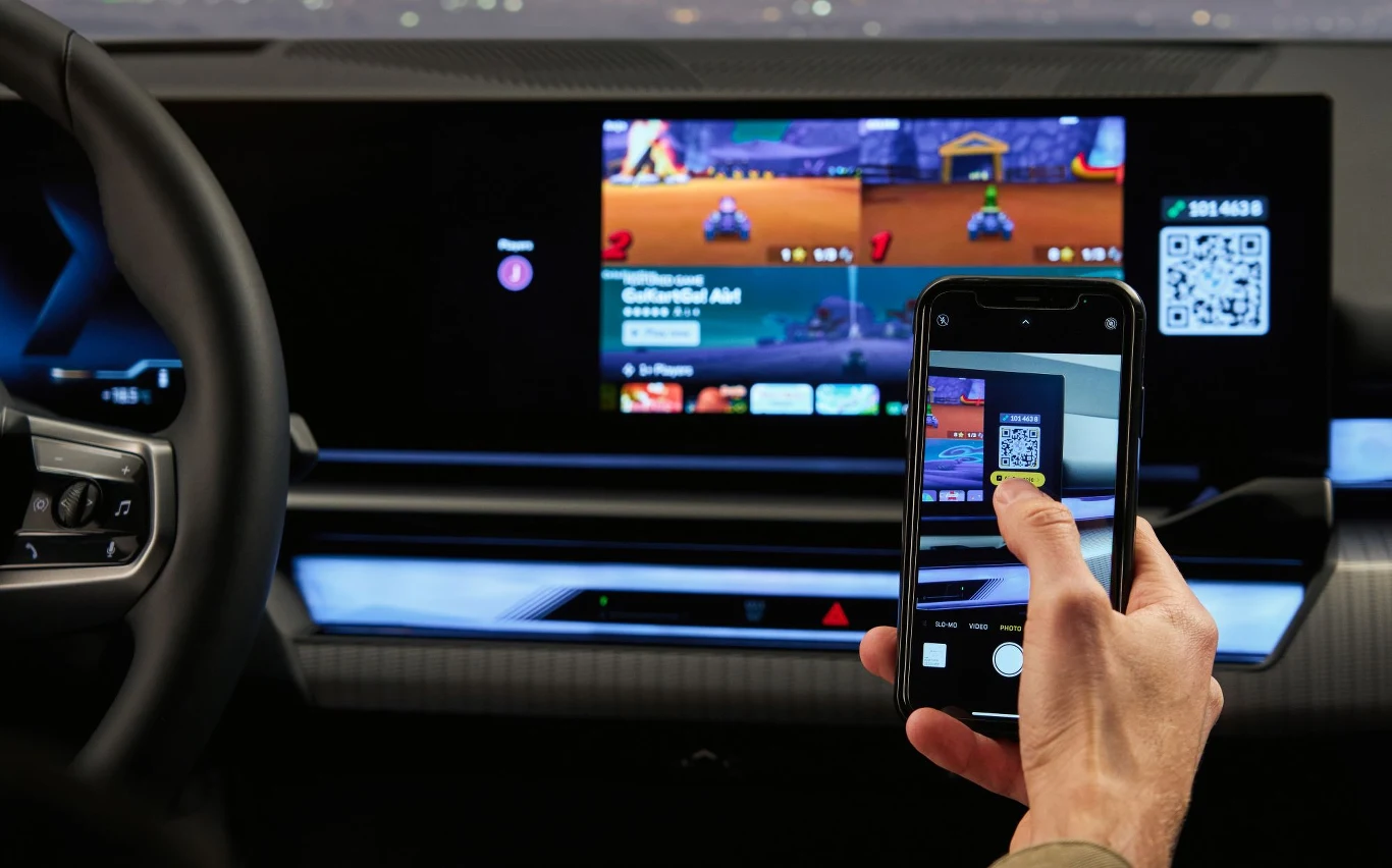 Po uruchomieniu aplikacji wystarczy zeskanować kod QR, który pojawi się na ekranie samochodu.