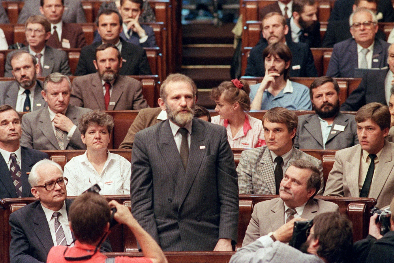 Bronisław Geremek przemawia w obecności Lecha Wałęsy podczas historycznego inauguracyjnego posiedzenia Sejmu RP w Warszawie 4 lipca 1989 r.