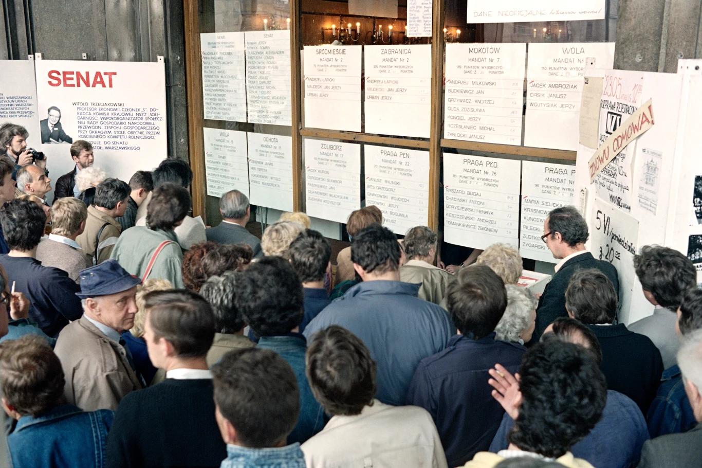 Mieszkańcy Warszawy zapoznają się z cząstkowymi wynikami wyborów wywieszonymi przed siedzibą "Solidarności" 5 czerwca 1989 r.