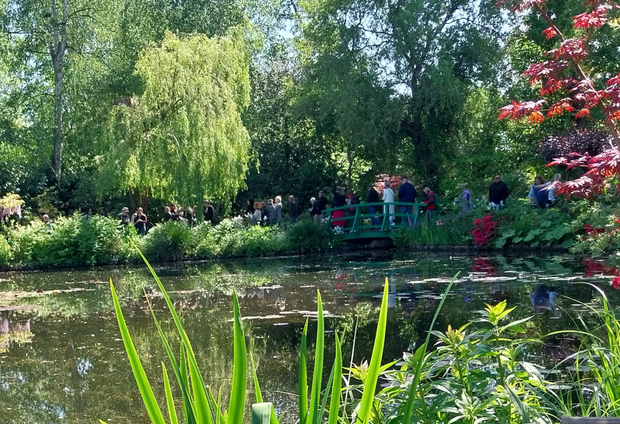 Japoński mostek znany z obrazów Moneta, a na nim tłumy