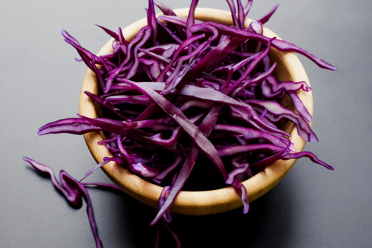 Czerwona kapusta przyda się do wykonania wielkanocnych pisanek. 