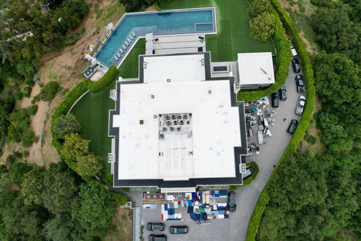 Posiadłość z lotu ptaka jest tak ogromna, że przypomina gigantyczne centrum handlowe