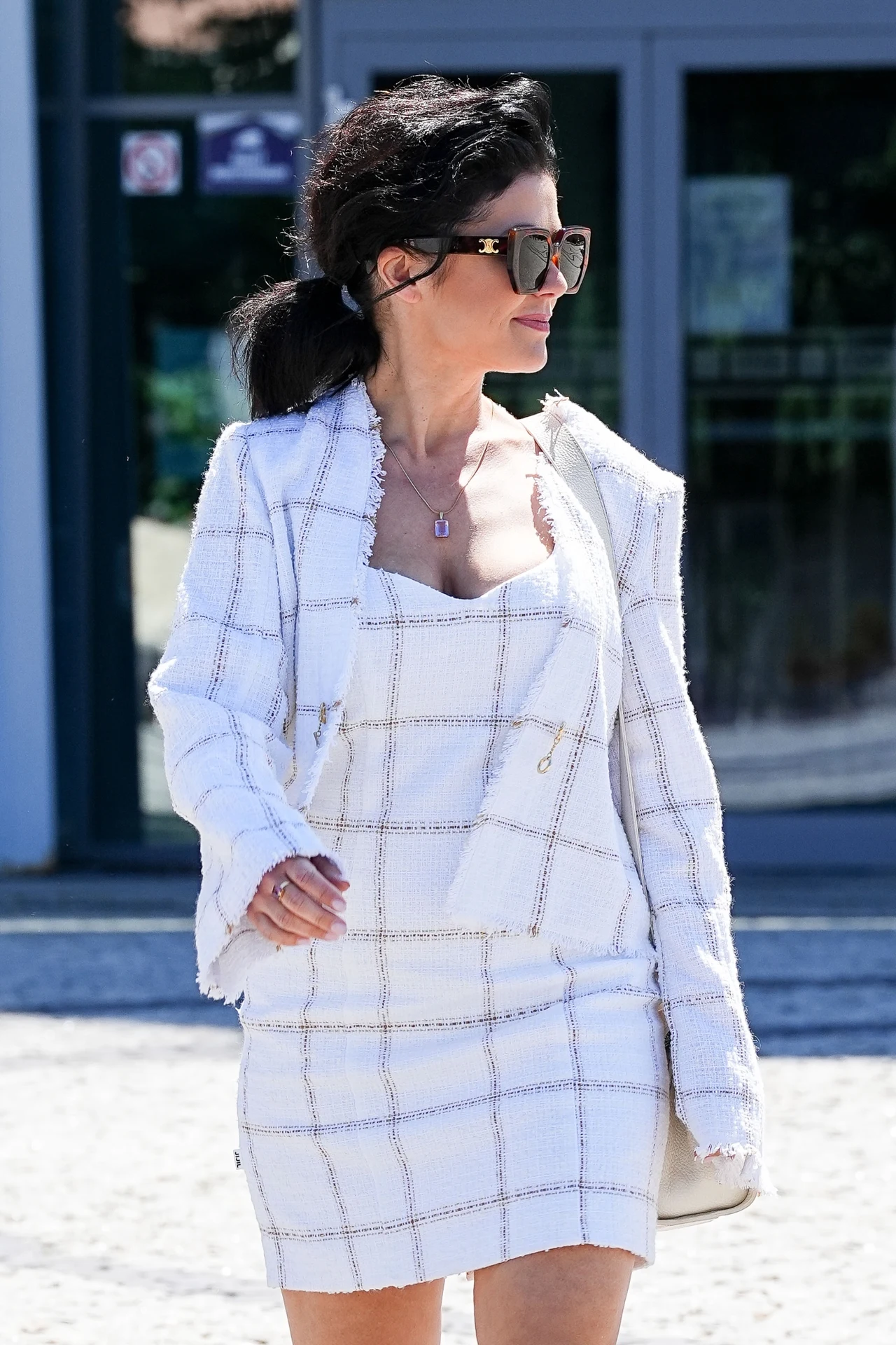 Krótka sukienka oraz żakiet o identycznym wzorze prezentowały się bardzo elegancko Krótka sukienka oraz żakiet o identycznym wzorze prezentowały się bardzo elegancko