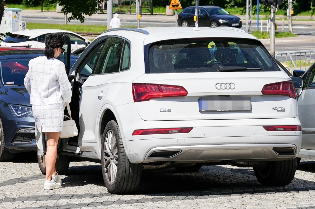 Kasia Cichopek wsiadła do samochodu i pomknęła do domu Kasia Cichopek wsiadła do samochodu i pomknęła do domu