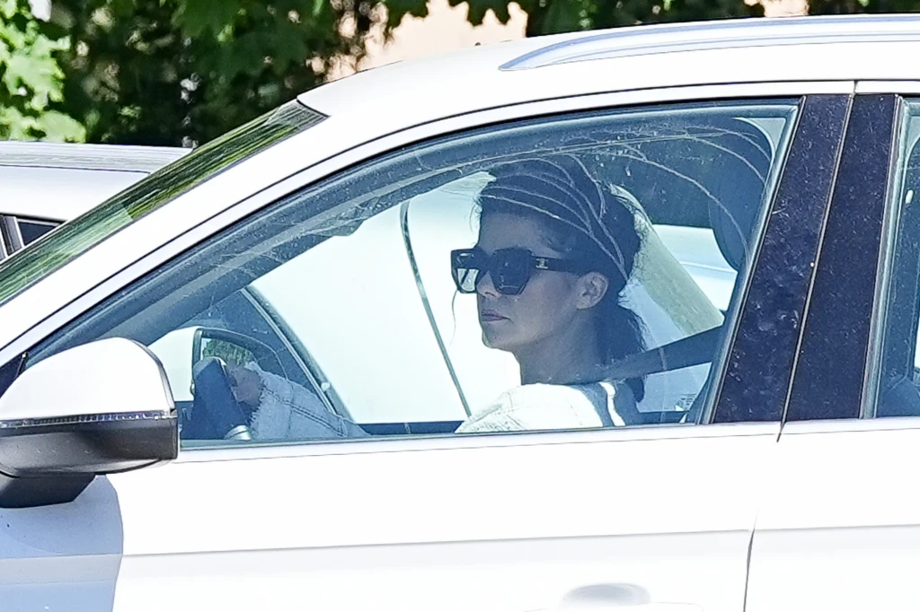 Dopełnieniem klasycznej stylizacji były najmodniejsze w tym sezonie okulary przeciwsłoneczne Dopełnieniem klasycznej stylizacji były najmodniejsze w tym sezonie okulary przeciwsłoneczne