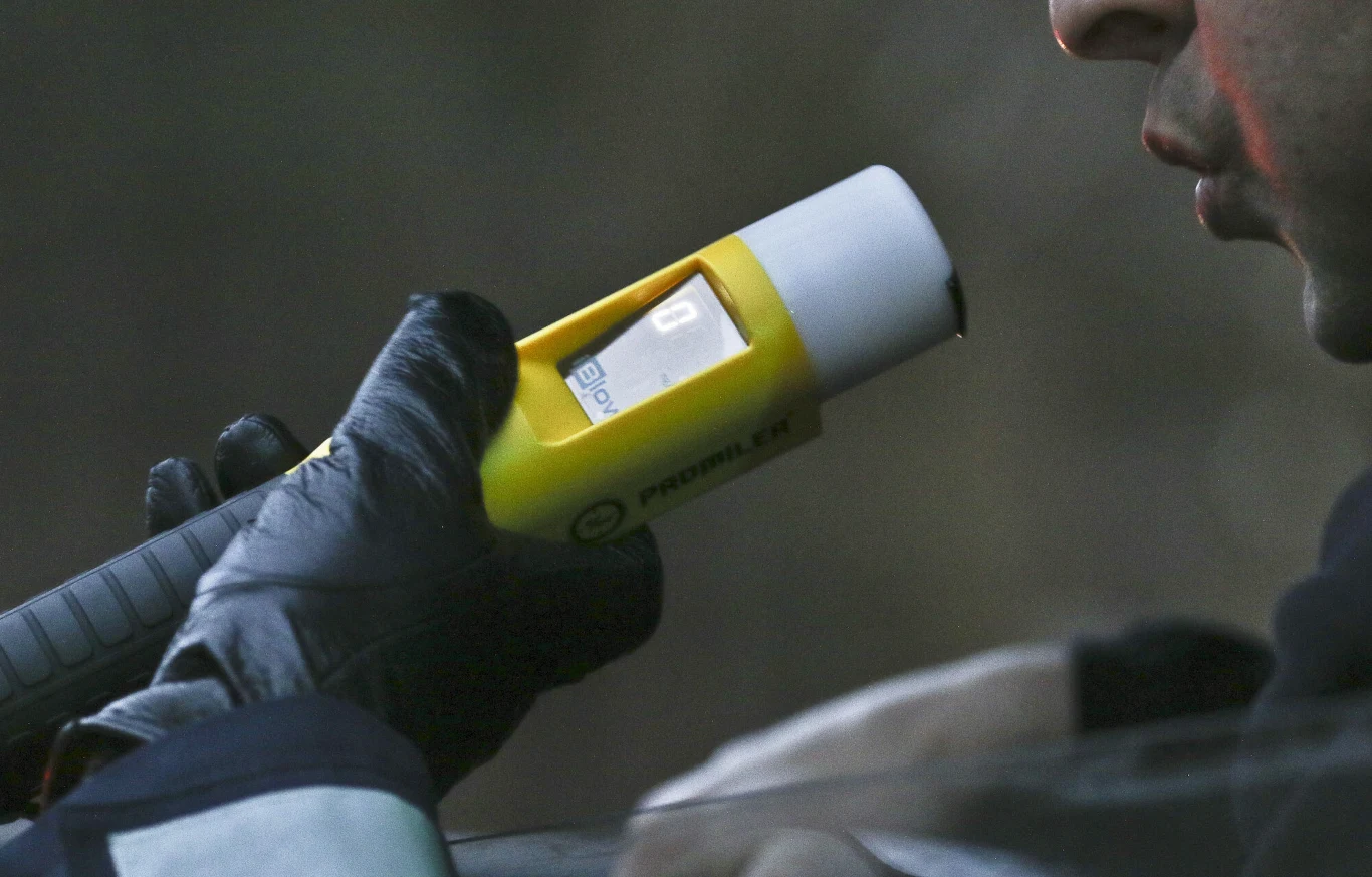 Za jazdę pod wpływem alkoholu w ruchu lądowym - po drogach publicznych policja zabierze prawo jazdy i ukarze mandatem