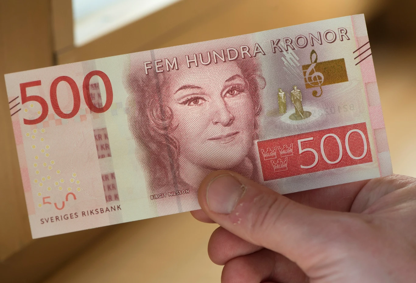 Kobieta znalazła 500 koron szwedzkich w bankomacie Kobieta znalazła 500 koron szwedzkich w bankomacie