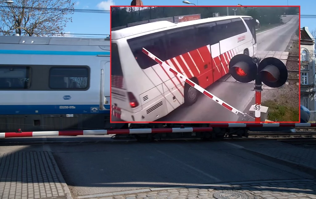 Kierowca autobusu zignorował czerwone światła i opuszczające się rogatki na przejeździe kolejowym.