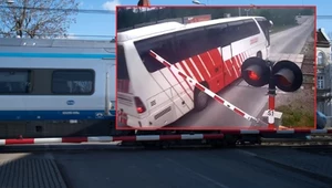 Kierowca autobusu zignorował czerwone światła i opuszczające się rogatki na przejeździe kolejowym.