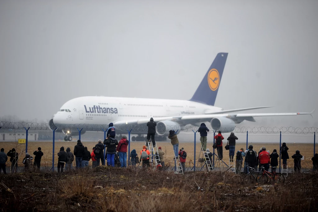 Airbus A380 na warszawskim Okęciu.