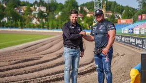 Witają go niczym gwiazdę. „Jestem prosty chłopak ze wsi”