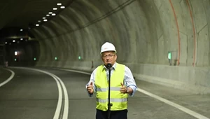 Minister Andrzej Adamczyk na budowie tunelu w Świnoujściu