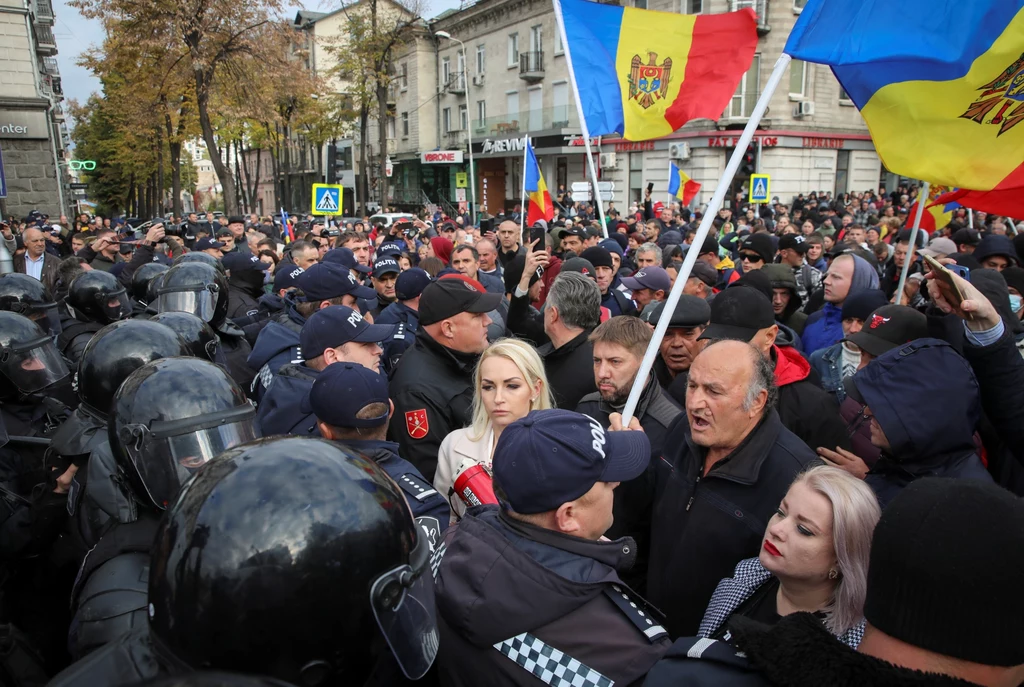 W wyniku wojny w Ukrainie Kiszyniów coraz mocniej próbuje wyrwać się spod wpływów Moskwy, co prowadzi do zwiększonych niepokojów wewnątrz kraju, sterowanych przez Kreml. Mołdawskie władze zarzucają Rosji m.in. próbę zorganizowania zamachu stanu