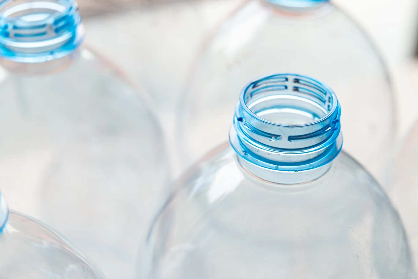 W przypadku recyklingu plastiku najbardziej opłaca się odzyskiwać tworzywa HDPE i PET. Inne często kończą na wysypiskach lub jako paliwo do spalarni. Nie oznacza to jednak, że powinniśmy zrezygnować z segregacji odpadów