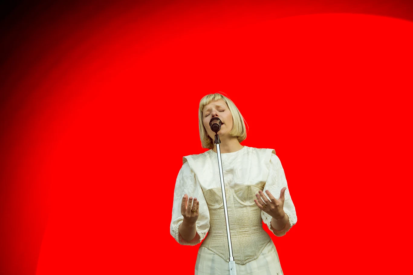 Aurora na scenie pierwszego dnia Orange Warsaw Festival 2023