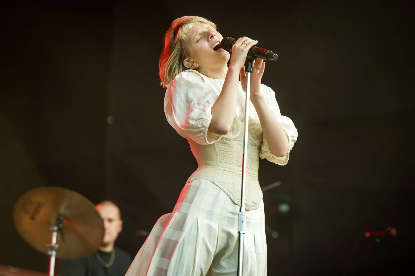 Aurora na scenie pierwszego dnia Orange Warsaw Festival 2023