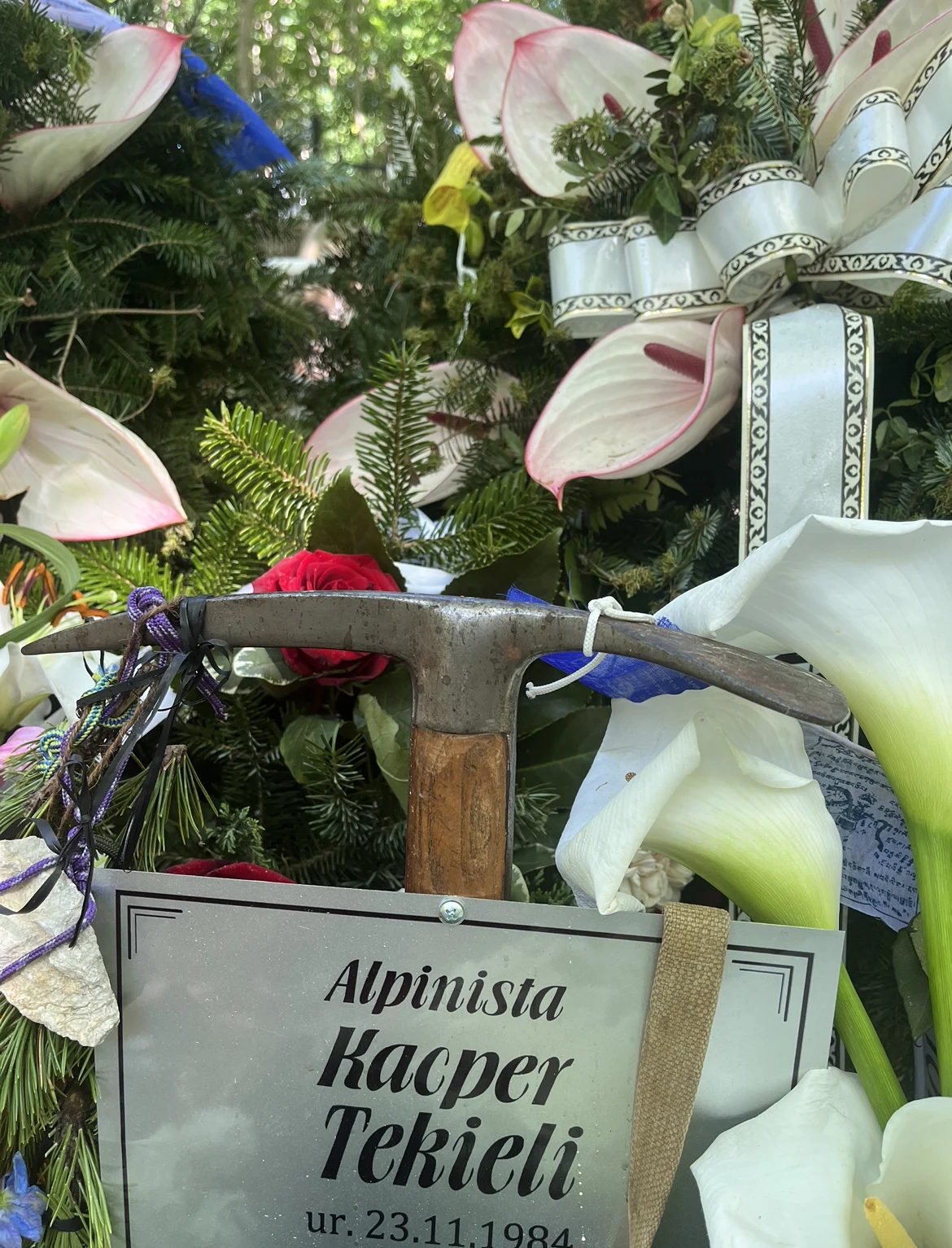 W miejscu krzyża pojawił się czekan wspinaczkowy W miejscu krzyża pojawił się czekan wspinaczkowy