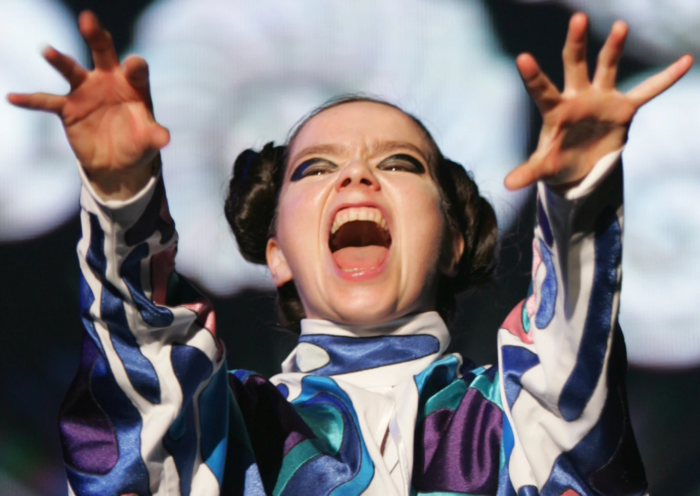 Bjork podczas koncertu.