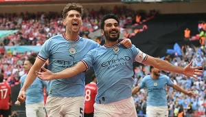 Ilkay Gündogan (z prawej) i John Stones z Manchesteru City