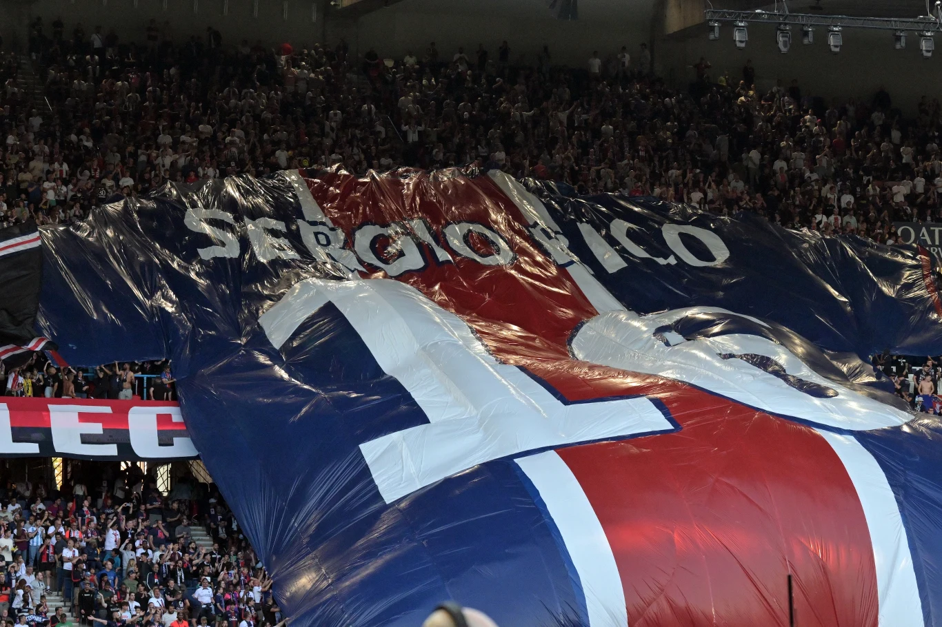 Piłkarze PSG w trakcie meczu z Clermont zaprezentowali oprawę poświęconą walczącemu o życie Sergio Rico