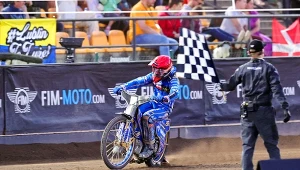 Bartosz Zmarzlik wygrywa bieg w Grand Prix Czech 2023.