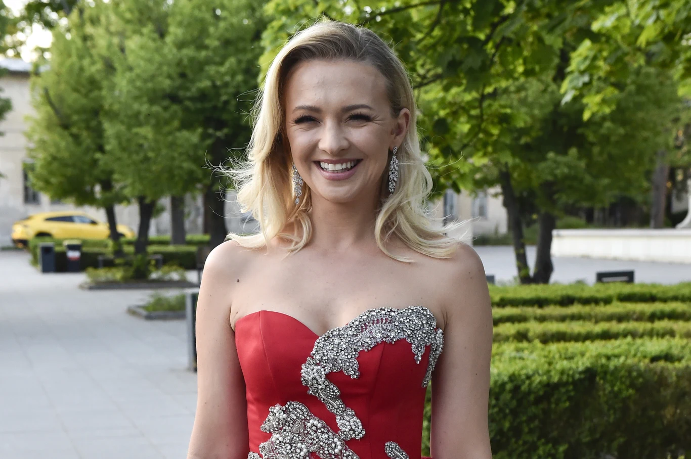 Barbara Kurdej-Szatan wyglądała niczym księżniczka lub królowa w widowiskowej czerwonej sukni ze srebrnym, wijącym się w dekolcie, ozdobnikiem