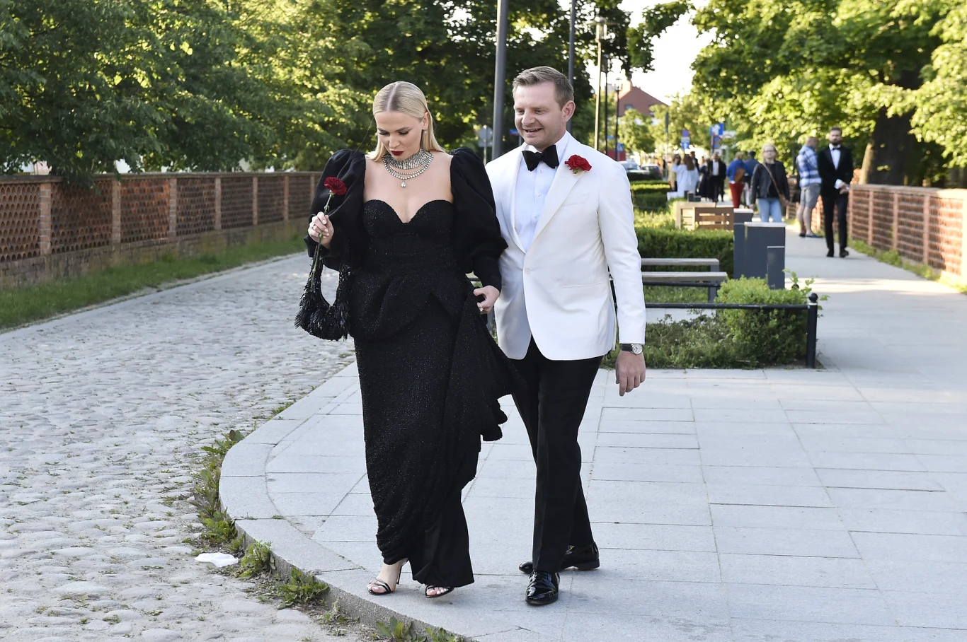 Rafał Zawierucha nieczęsto pojawia się publicznie ze swoją piękną żoną. Wybranką na Rafała jest Beata Wiśnicka. Żona aktora pilnie strzeże swojej prywatności. Wiadomo jednak, że nie jest związana z show-biznesem i pracuje w firmie konsultingowej. Na zdjęciu Rafał Zawierucha i Beata Wiśnicka-Zawierucha. 
 