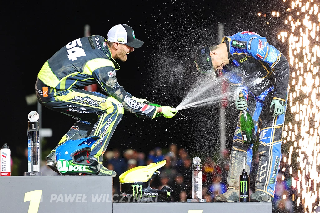Martin Vaculik oblewa szampanem Jacka Holdera Martin Vaculik oblewa szampanem Jacka Holdera