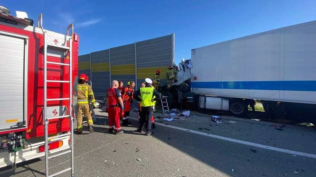 W wyniku wypadku na 195 km, trasa S8 jest zablokowana /fot. KP PSP w Łasku