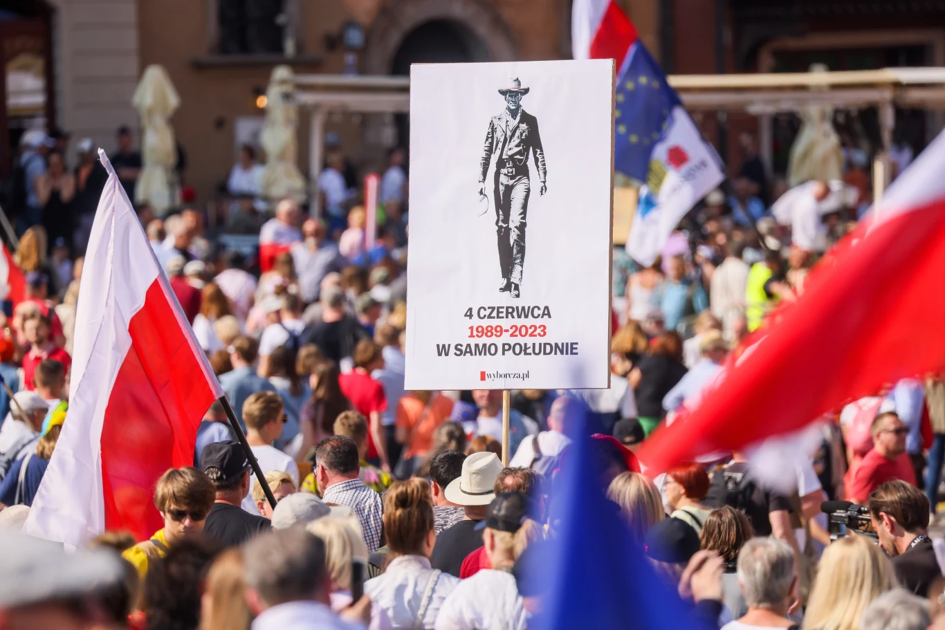 Uczestnicy marszu 4 czerwca na placu Zamkowym