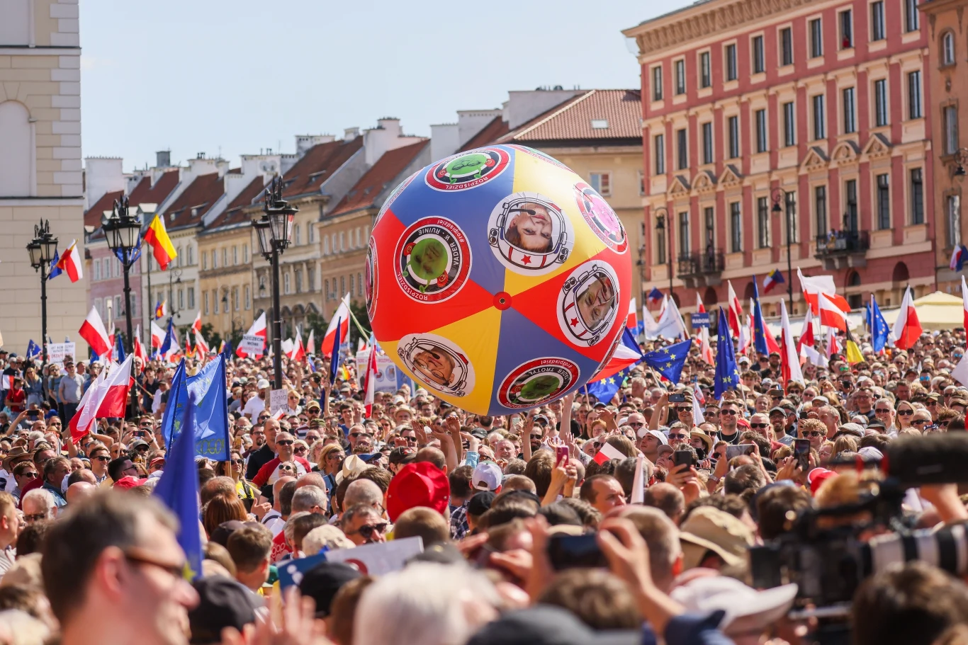 W tłumie na pl. Zamkowym pojawiła się piłka ze zdjęciami m.in. polityków PiS