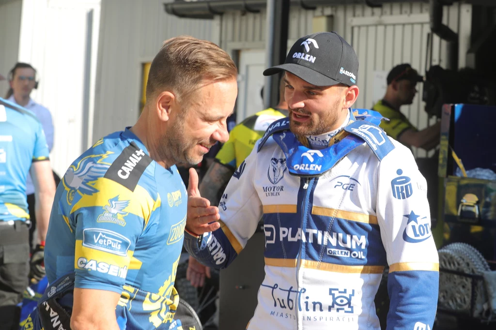 Nicki Pedersen w przyjacielskiej rozmowie z Bartoszem Zmarzlikiem.