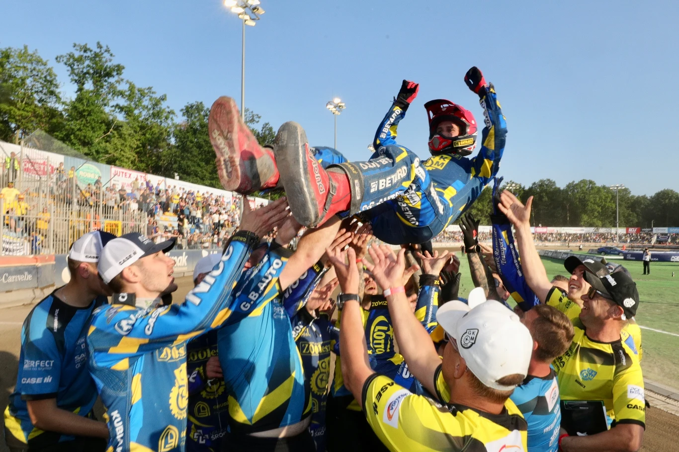 Max Fricke podrzucany w górę przez kolegów z zespołu