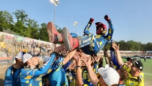 Na zdjęciu: Max Fricke podrzucany przez kolegów.