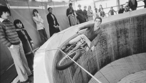 Chris Lee jeżdżący w beczce śmierci. W tym początkowo specjalizował się Dick Campbell