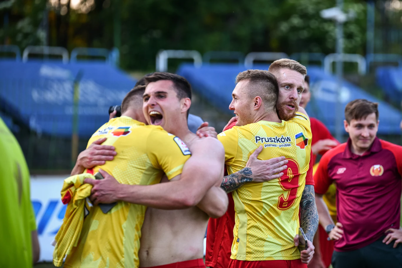 Znicz Pruszków, były klub Roberta Lewandowskiego, świętuje awans do pierwszej ligi