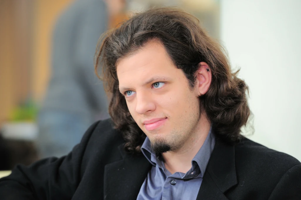 Mikołaj Radwan z zawodu jest aktorem i programistą.