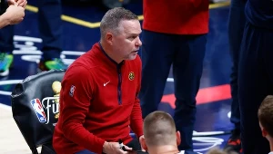 Michael Malone w rozmowie z graczami Denver Nuggets