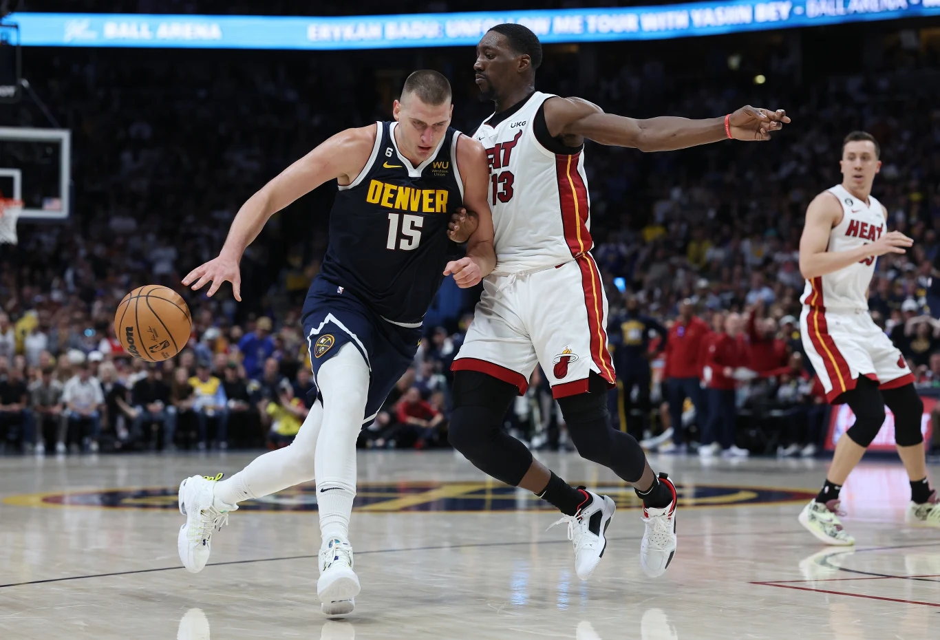 Nikola Jokić (z lewej) z Denver Nuggets i Bam Adebayo z Miami Heat