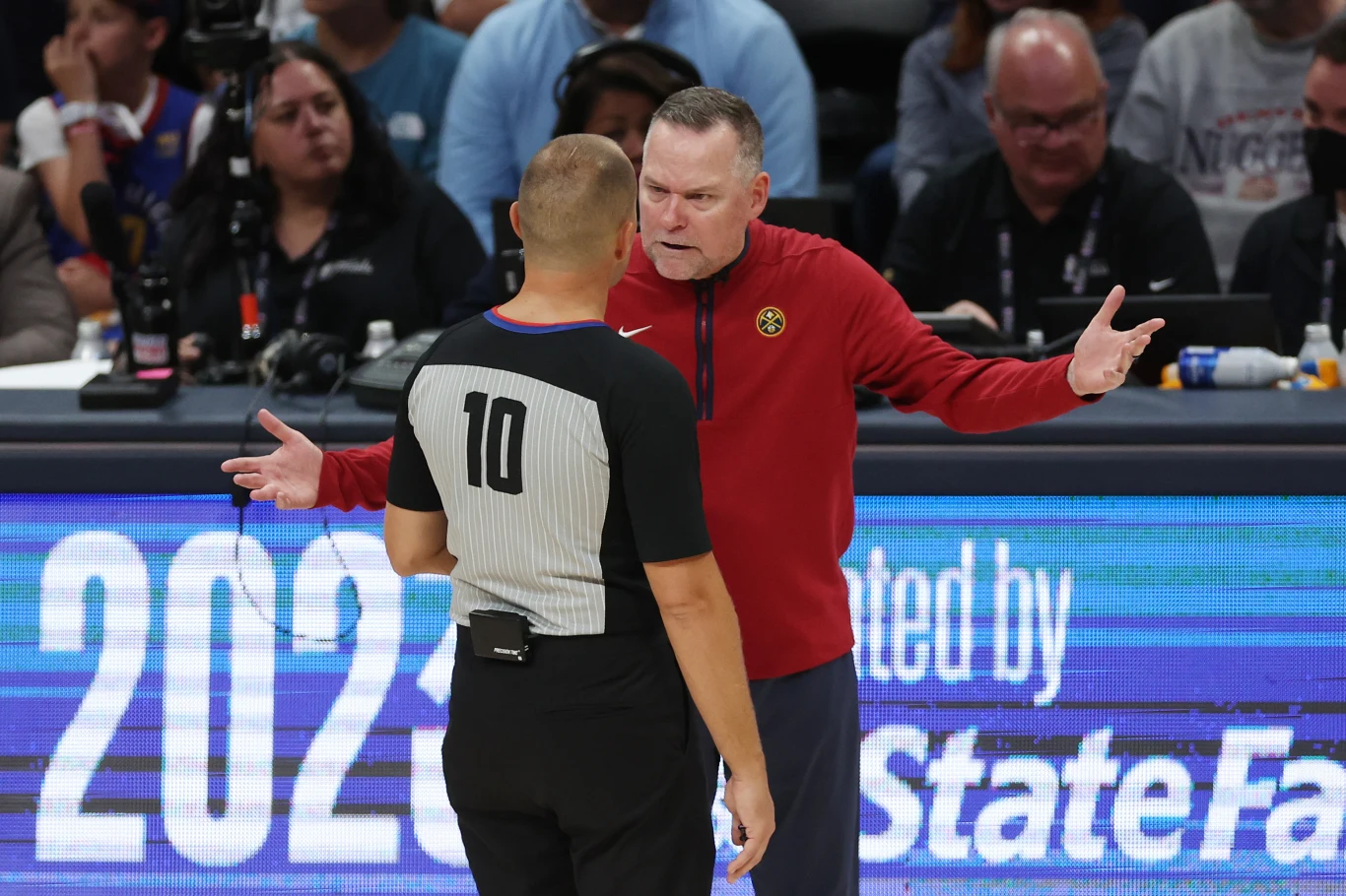 Michael Malone w rozmowie z sędzią