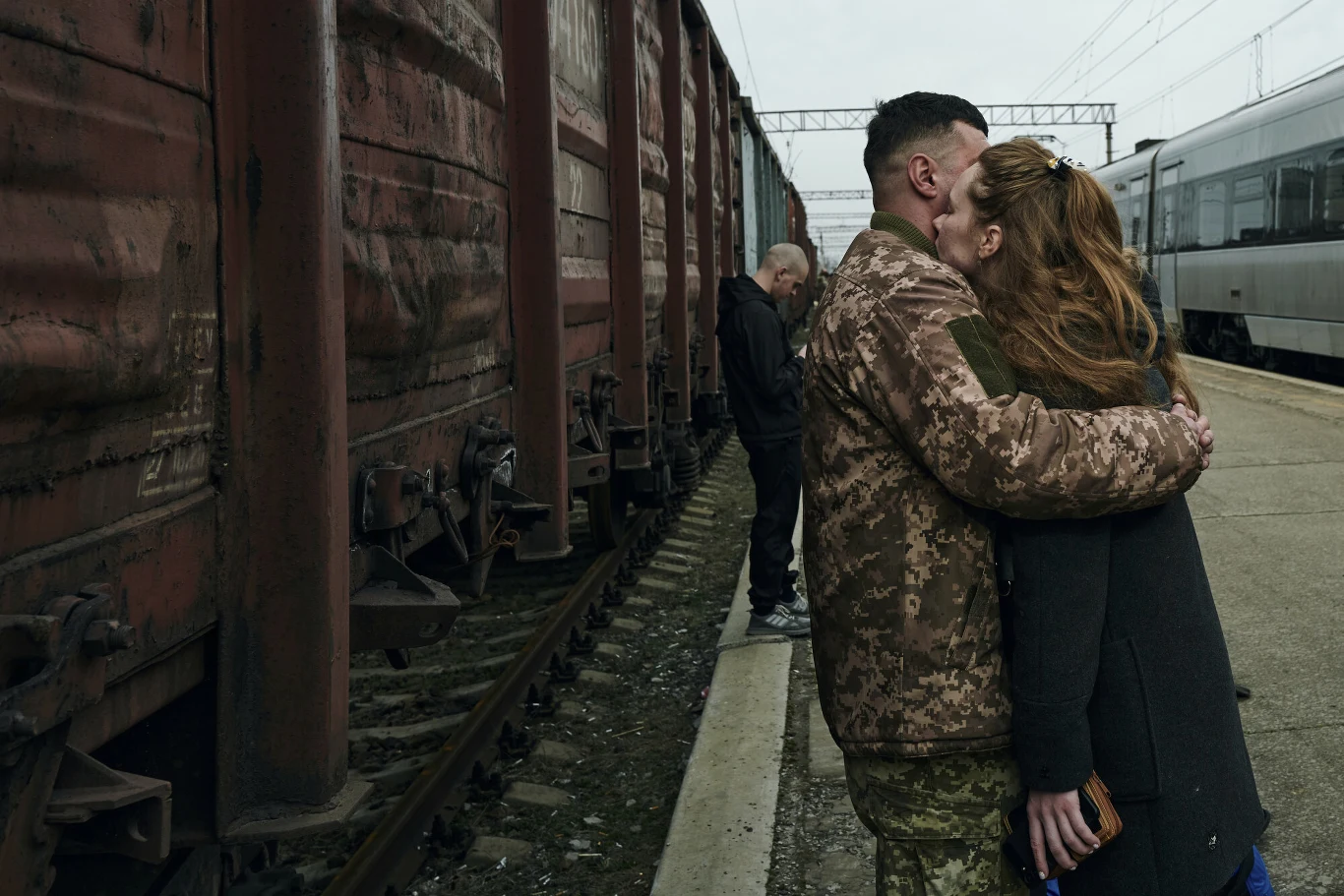 Ukraiński żołnierz żegnający się ze swoją żoną Ukraiński żołnierz żegnający się ze swoją żoną