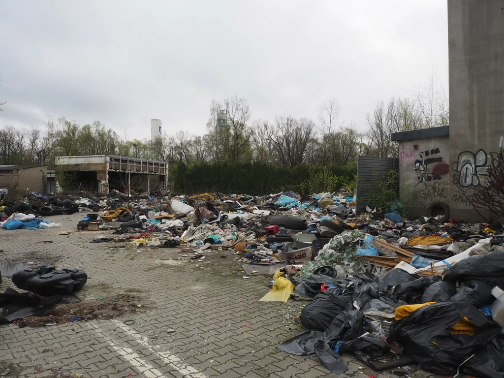 Ruiny hotelu i masa śmieci. To właśnie tu w niedzielę w Krakowie wybuchł pożar