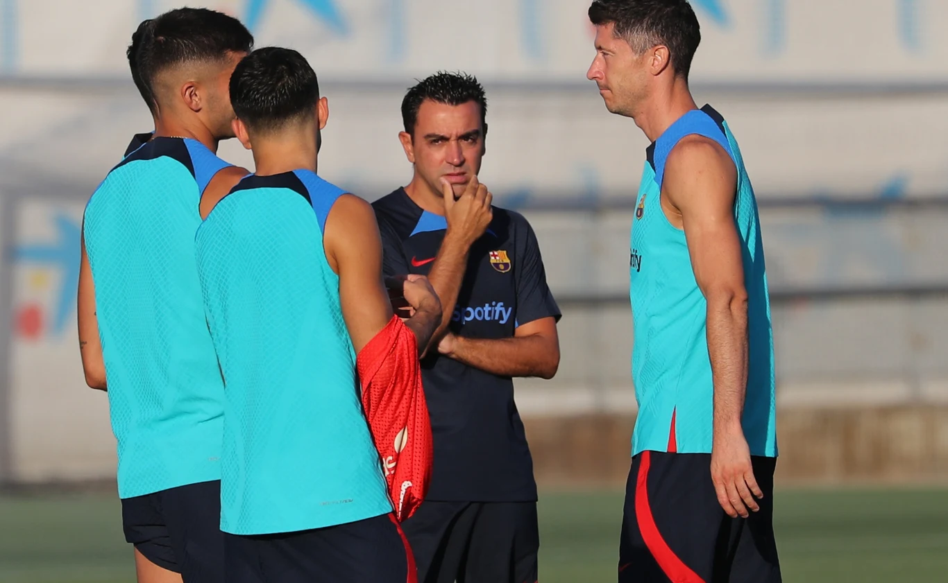 Xavi i Robert Lewandowski na treningu Barcelony Xavi i Robert Lewandowski na treningu Barcelony
